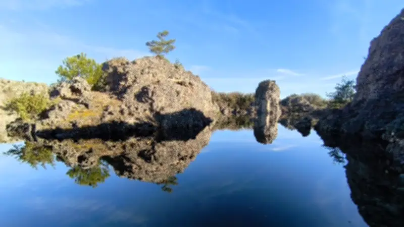 Le lac des Rives sur le Larzac : un phénomène naturel prolongé par l'intervention humaine