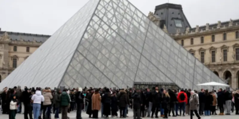 Le Louvre frappé par une inondation et une fraude à la billetterie en février 2026