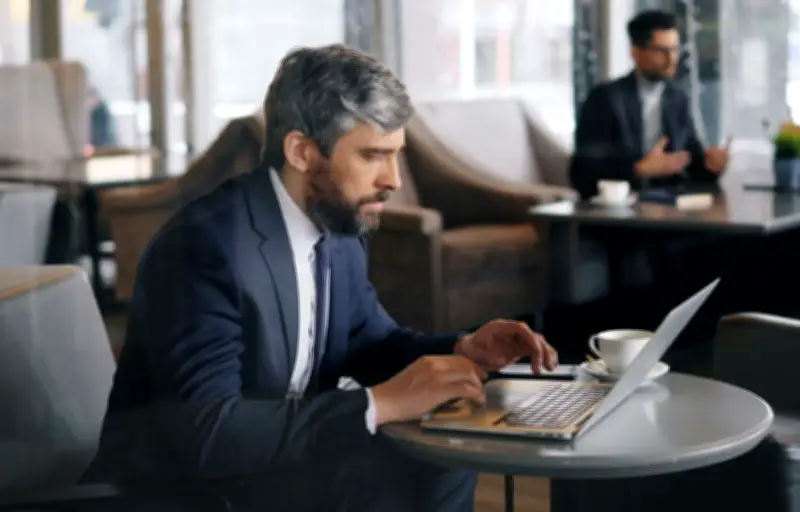 Le marché de l'emploi cadre reste atone en 2025, freiné par l'incertitude économique