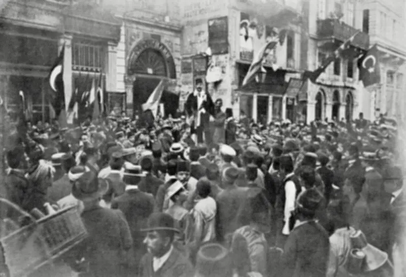 Le Printemps Ottoman : Révolution et Désillusions d'un Mouvement Historique