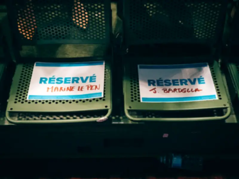 Le Rassemblement National face à ses maires : entre distance et sanctions