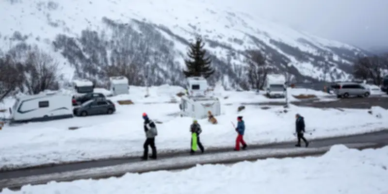 Le renouveau des campings d'altitude : une solution économique pour skier