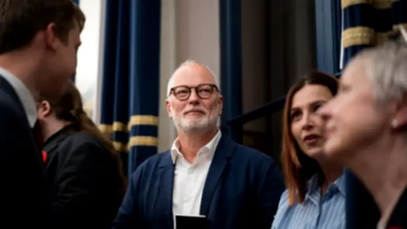 Le Royaume-Uni envisage un revenu universel pour compenser les emplois perdus à cause de l'IA