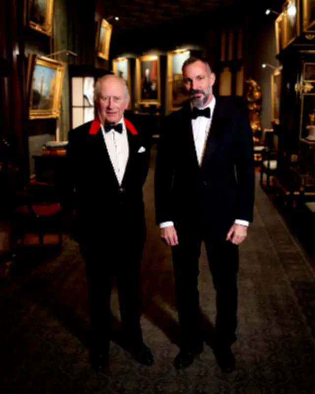 Le smoking en crise sur les tapis rouges : entre rébellion et traditions royales