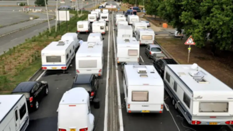 Le Sénat adopte un texte controversé pour durcir la lutte contre les installations illicites des gens du voyage