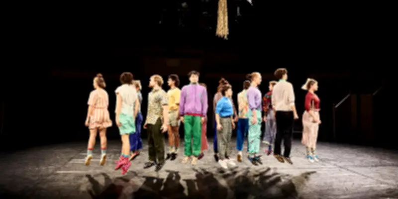 Le Spectacle de la fin des études : une tente bleue plane sur la nouvelle génération du cirque