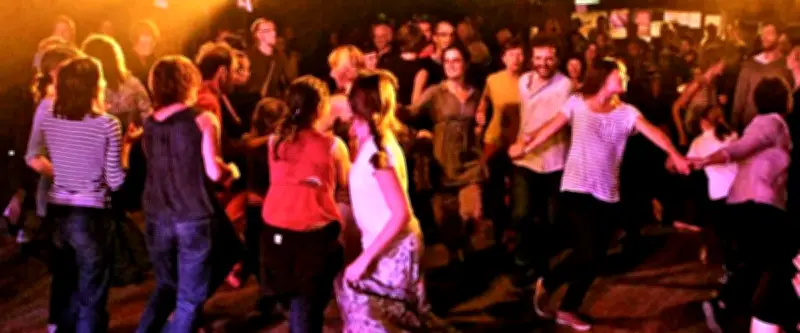 Le trio Journal Intime enchante Saint-Ambroix avec son spectacle Caravan Ti'Bal