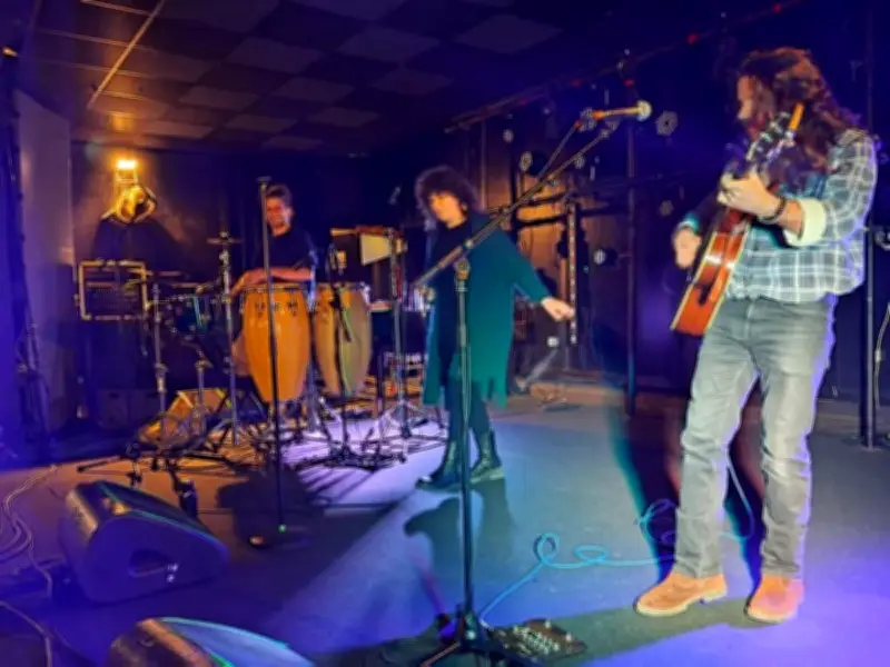 Le trio palois Érème dévoile son premier album 'On My Way' au Moulin Bouge