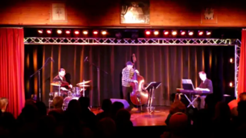 Le Trio Petrucciani envoûte le Théâtre de Nathalie dans une soirée jazz mémorable