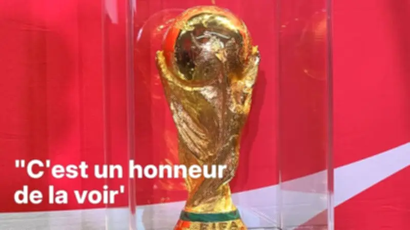 Le trophée de la Coupe du Monde présenté à Paris avant le grand tournoi