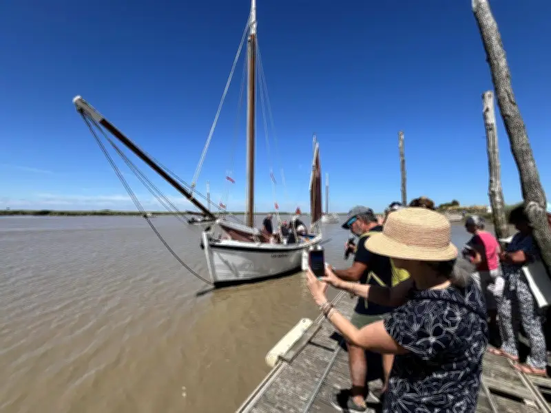Le Vieux Tape-Cul préserve un dériveur mytilicole historique dans la baie de l'Aiguillon