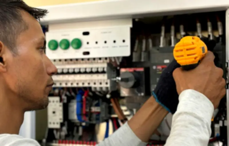 Électricien : un métier technique en constante évolution, essentiel dans de nombreux secteurs
