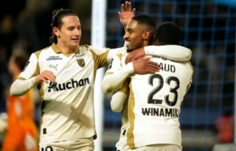 Lens écrase le Paris FC et reprend la tête de la Ligue 1