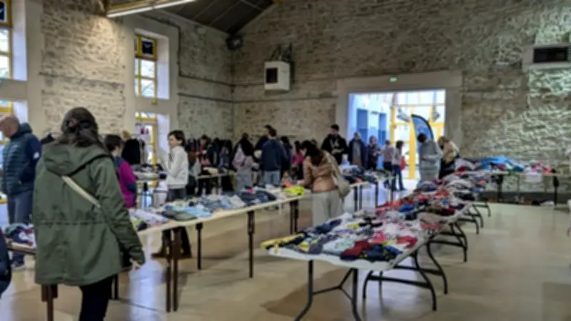 Les adolescents organisent un vide-dressing pour financer leurs vacances d'été