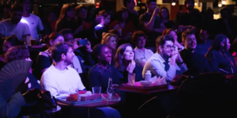 Les amis, architectes des rencontres amoureuses : de Bordeaux à Paris, des stratagèmes d'exfiltration