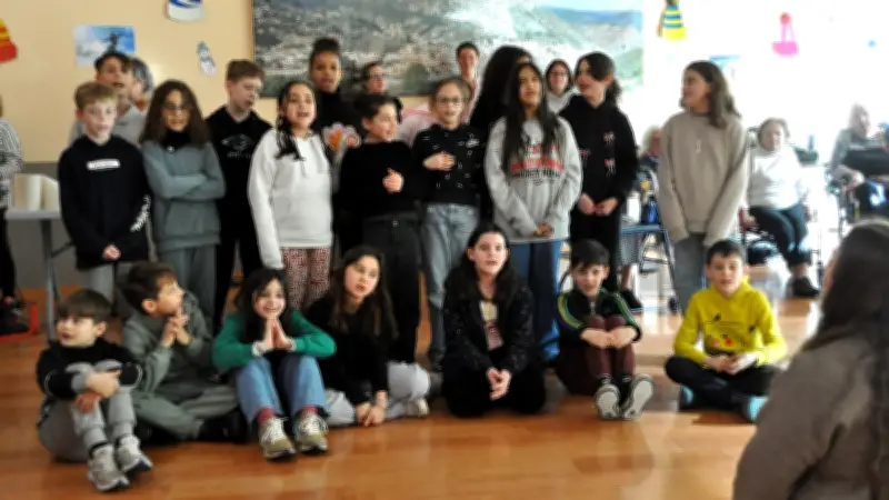 Les écoliers d'Anduze chantent pour les résidents de l'Ehpad Rollin