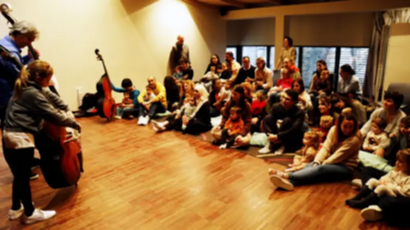 Les enfants découvrent la contrebasse et le trombone au Festival Mardi Graves