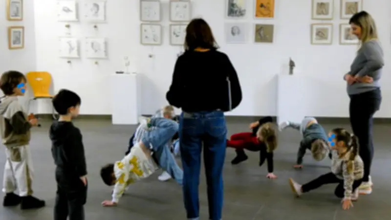 Les enfants de l'école maternelle L'Ile verte explorent la médiathèque de Calvisson