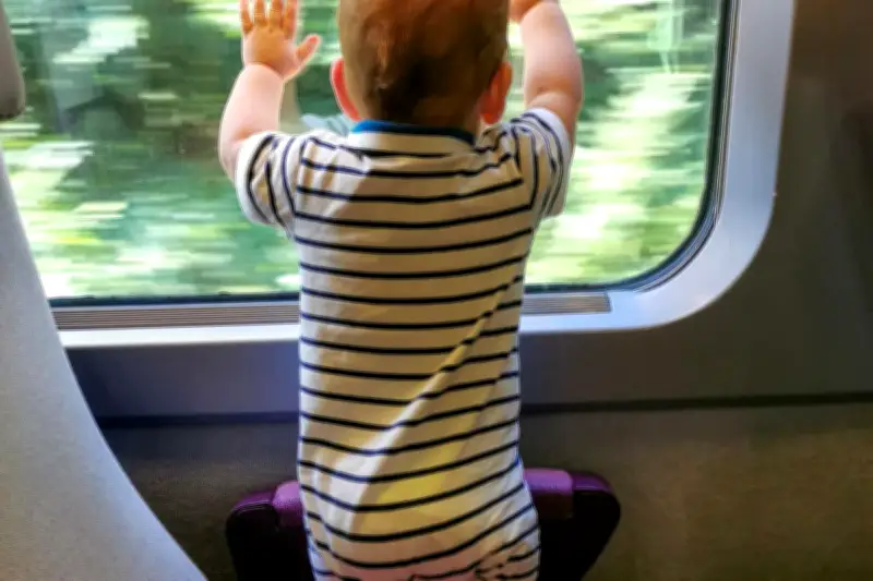 Les espaces "no kids" au cœur du débat politique pour 2027