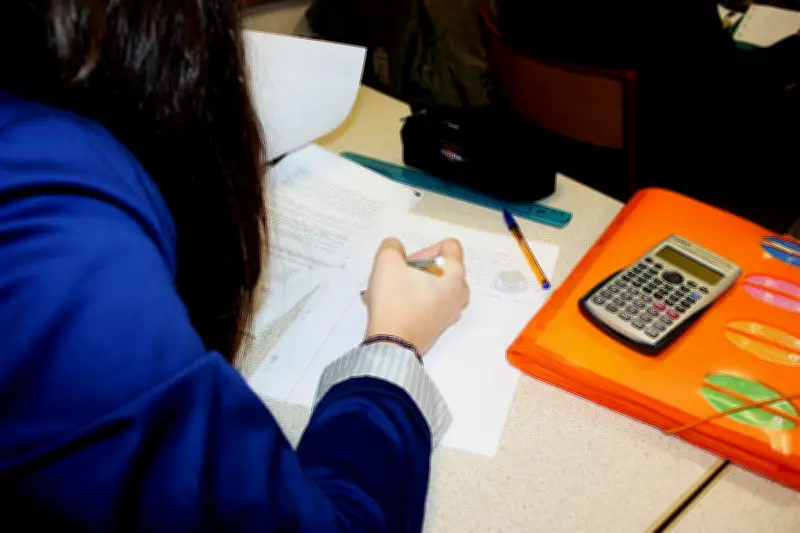 Les femmes brillent à l'école mais désertent les sciences : un paradoxe alarmant