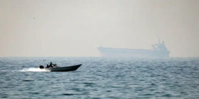 Les frappes sur l'Iran font flamber les cours du pétrole à des sommets inédits