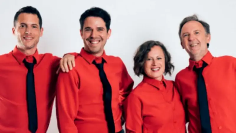 Les Goguettes, trio à quatre, enflamment le festival L’Émoi des mots avec leur satire musicale