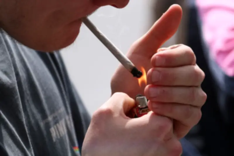 Les jeunes Français délaissent les drogues illégales, mais vapoteuse et alcool inquiètent