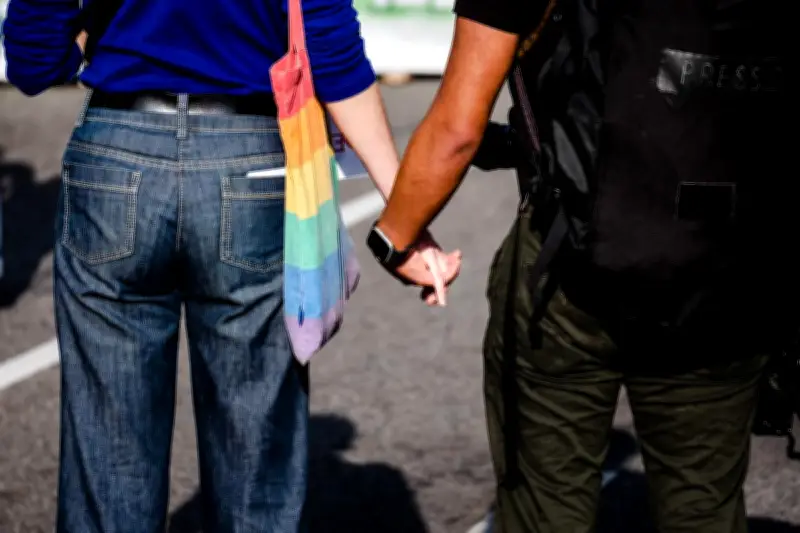 Les jeunes redéfinissent l'amour : le couple reste idéal mais les modèles évoluent