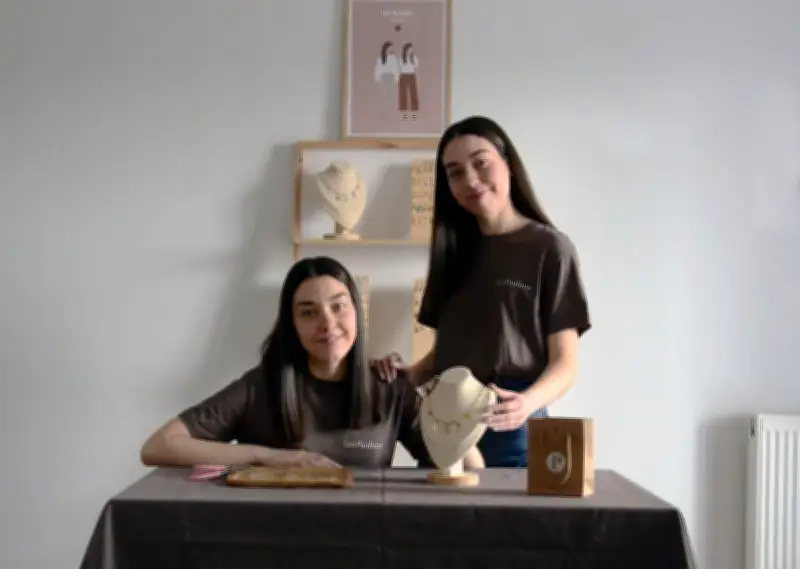 Les jumelles Haziza, créatrices béarnaises, voient leur collier porté au JT de TF1