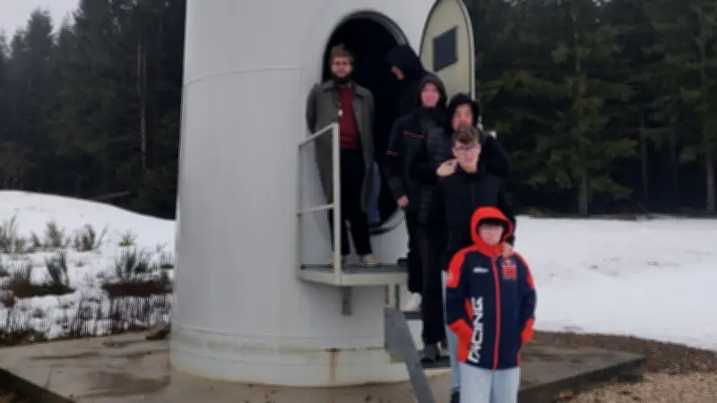 Les élèves du Sacré-Cœur découvrent les éoliennes de Villeneuve en Lozère