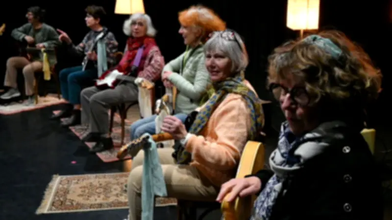 Les Mamies Guitares électrisent Millau : rock, poésie et impertinence au théâtre