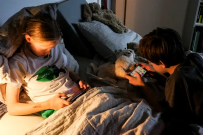 Les moins de 15 ans et leurs écrans : usages, restrictions et rôle parental