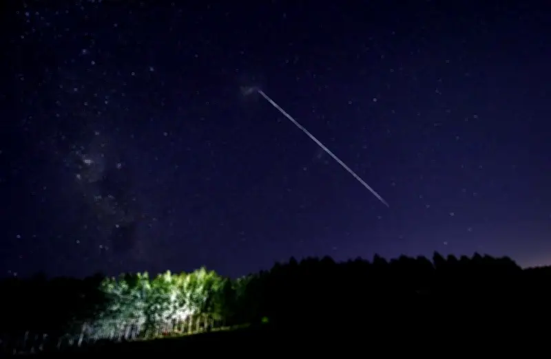 Les mystérieuses lumières dans le ciel français révélées : les satellites Starlink d'Elon Musk