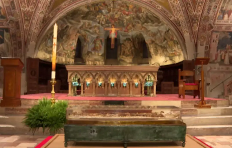 Les reliques de Saint François exposées à Assise attirent des foules record