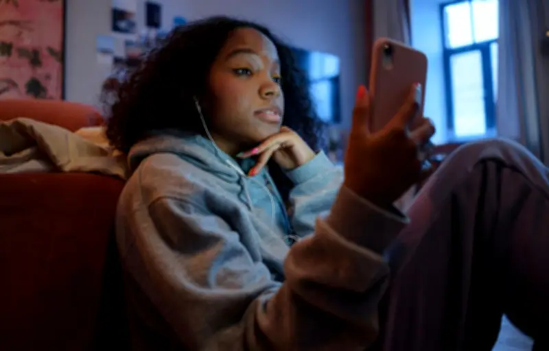 Les réseaux sociaux, nouveaux terrains de jeu des amours adolescentes