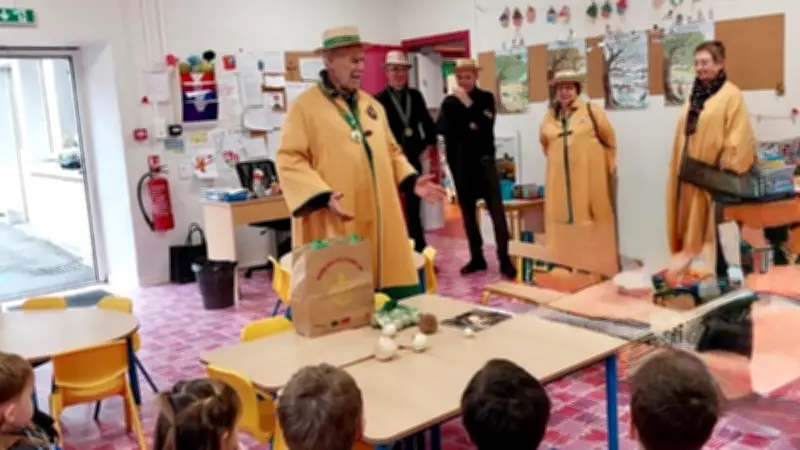 Les tout-petits initiés à l'oignon doux des Cévennes lors d'une matinée pédagogique