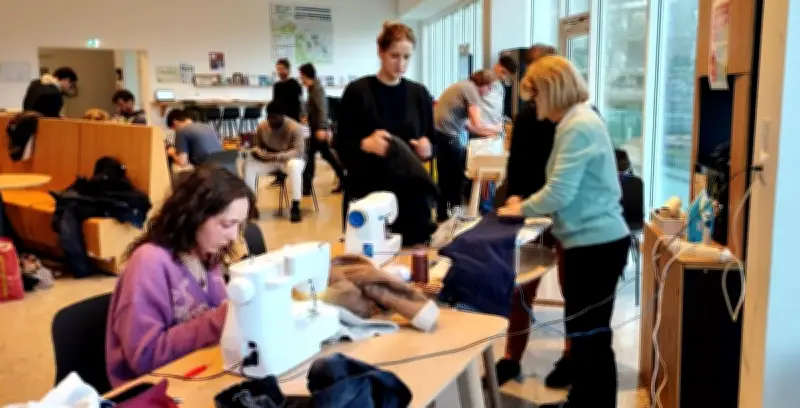 Les étudiants de l'Estia réparent les objets du quotidien avec l'association Selgarrekin à Bidart