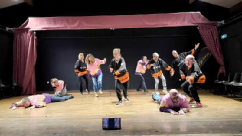 Les Z'héros et les Louveteaux célèbrent la Saint-Valentin avec une improvisation chaotique