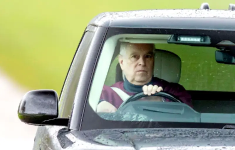 L'ex-prince Andrew arrêté dans l'affaire Epstein, de nouvelles photos accablantes révélées