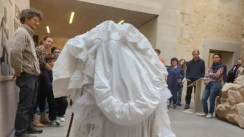 Lilas Nagoya transforme le Musée de Lodève en scène de métamorphose dansée