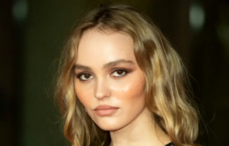 Lily-Rose Depp rejoint le biopic de Johnny Hallyday aux côtés de Benjamin Voisin