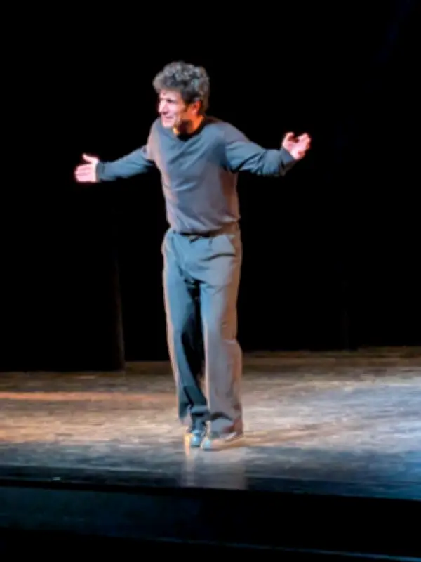 Lionel Cecilio présente « La Fleur au fusil » au Pays basque, écho à la révolution portugaise