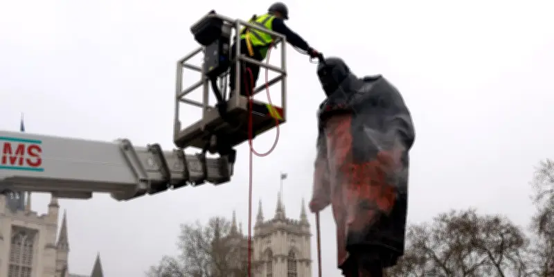 Londres : un homme arrêté après des graffitis propalestiniens sur la statue de Churchill