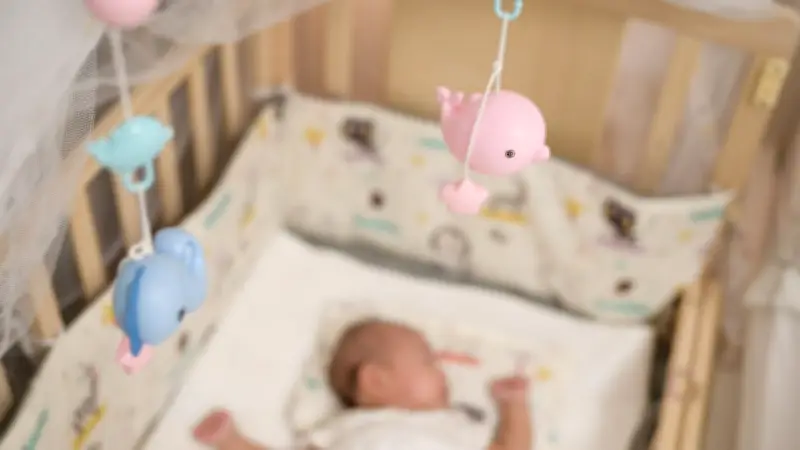 Léonie, 9 ans, assiste sa mère lors d'un accouchement express à la maison