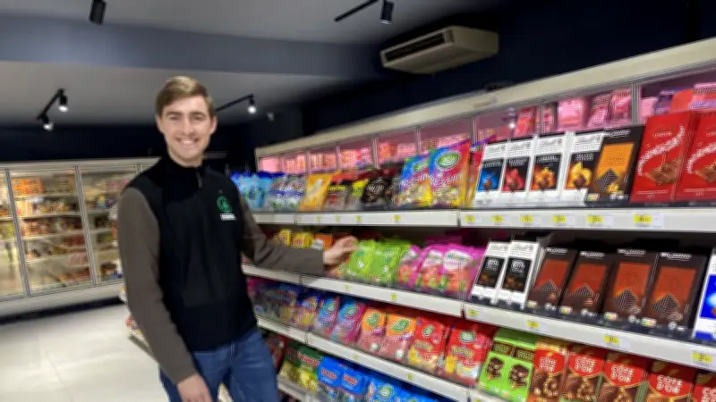 Louis Leprêtre, 26 ans, redonne vie à une supérette de quartier à Frontignan