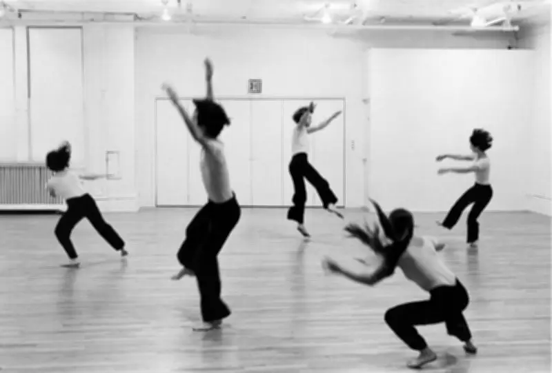 Lucinda Childs illumine le Frac de Rennes avec la grâce du mouvement