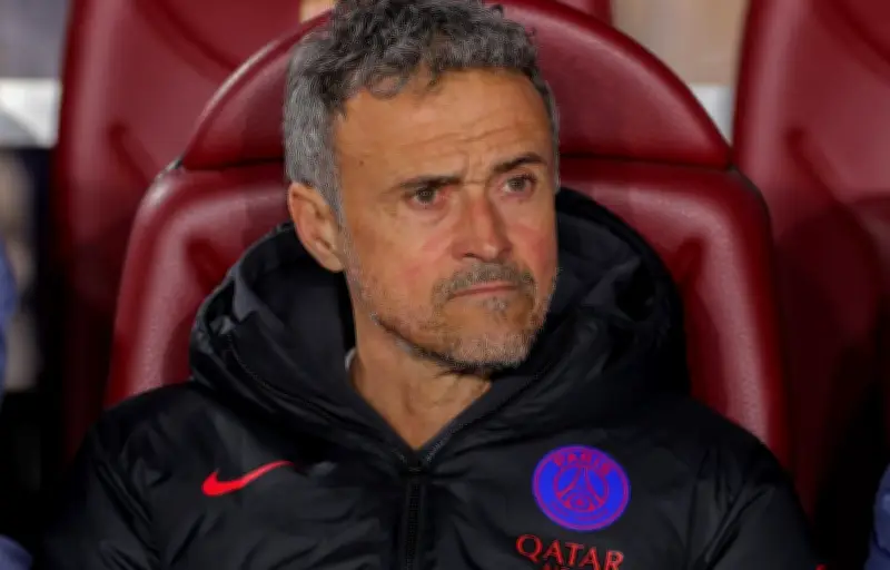 Luis Enrique interrompt une conférence de presse du PSG pour un sac suspect