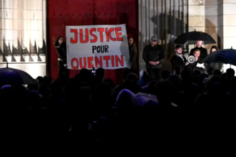 Lyon : Laurent Nuñez maintient la marche d'ultradroite sous haute protection policière