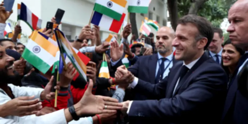 Macron en Inde : Appel à la modération politique après la mort de Quentin Deranque