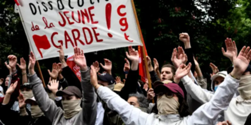 Macron prend la tête de la réponse gouvernementale après la mort d'un militant d'extrême droite